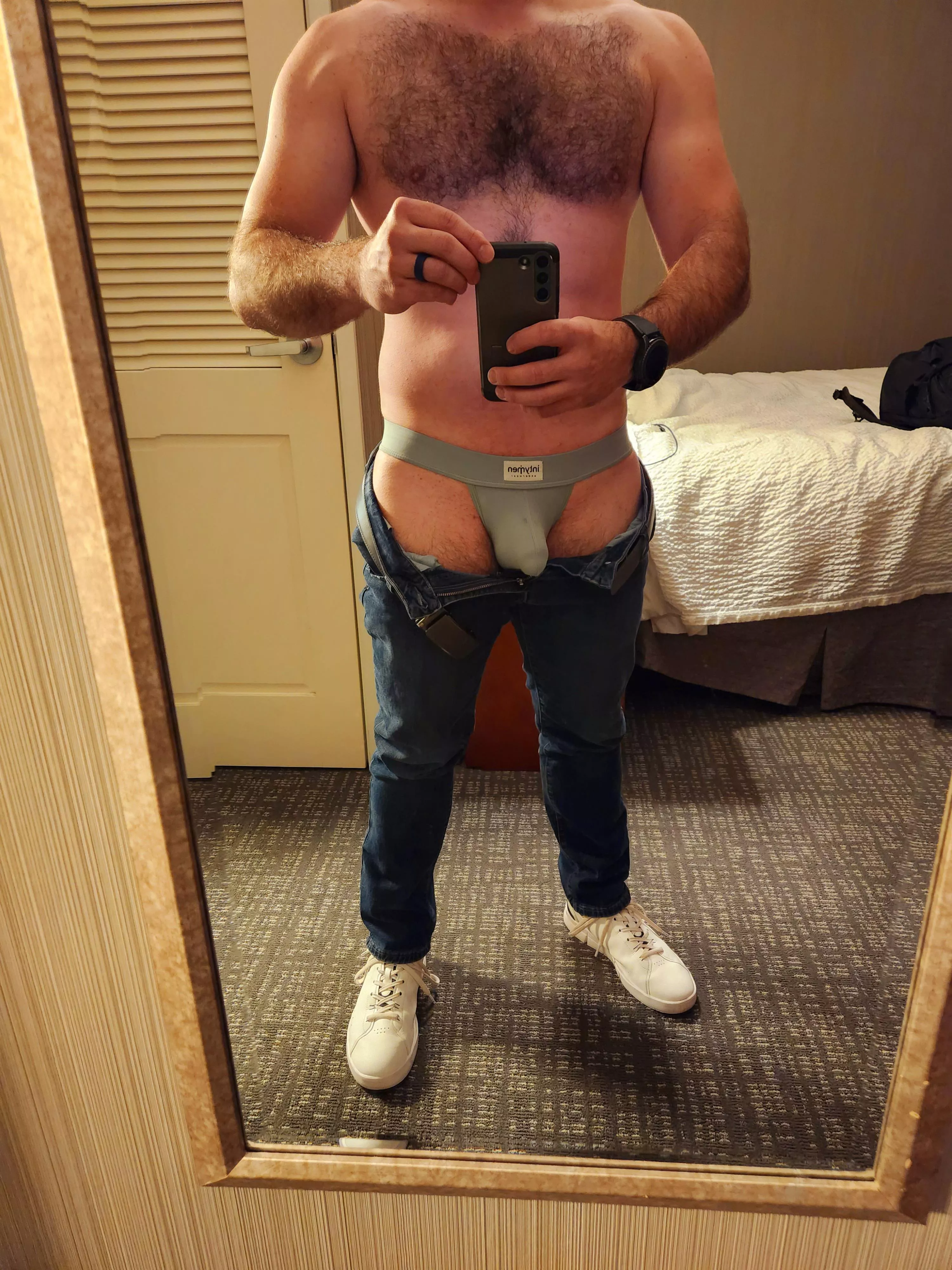 Happy friday! Off to to the airport. posted by unneeded_narrative