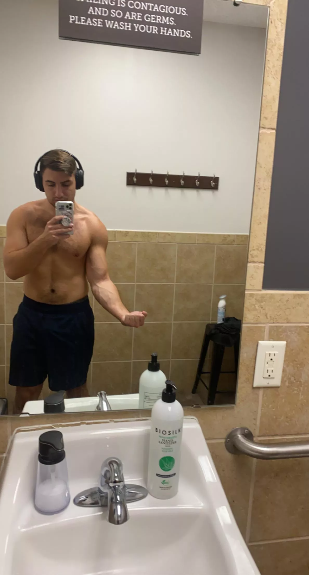 I love how my forearm veins look after a good pump at the gym posted by Throwaway999989890