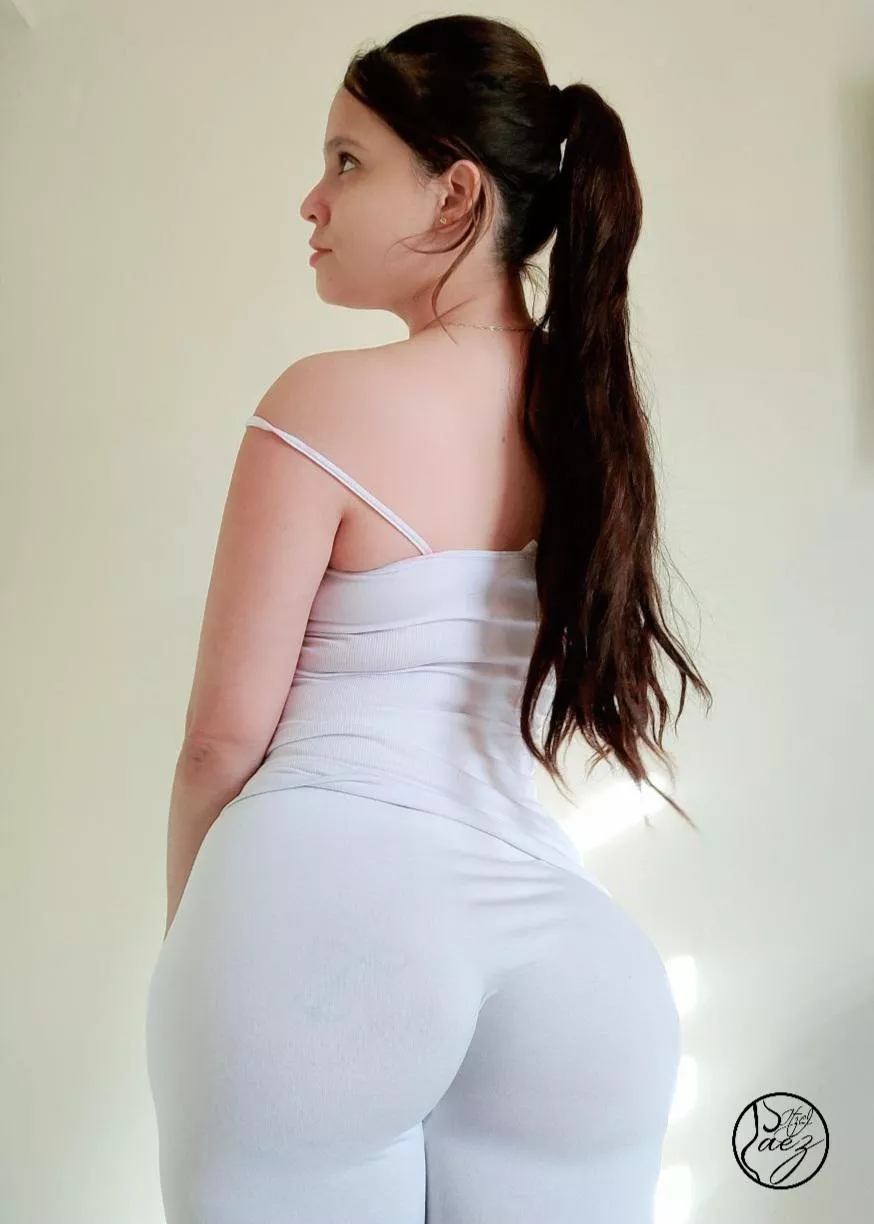 Let me know what you like about this latin booty posted by itzelpaez4