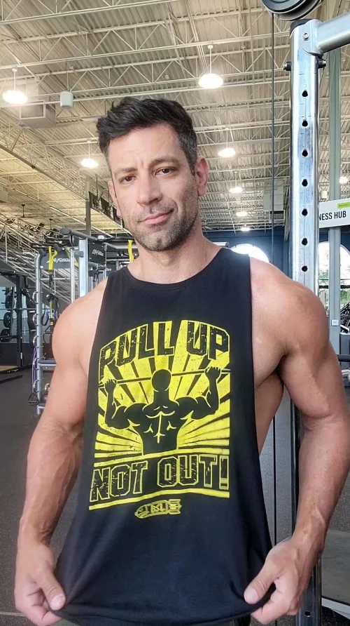 Looking veiny between sets by Megadaddy01