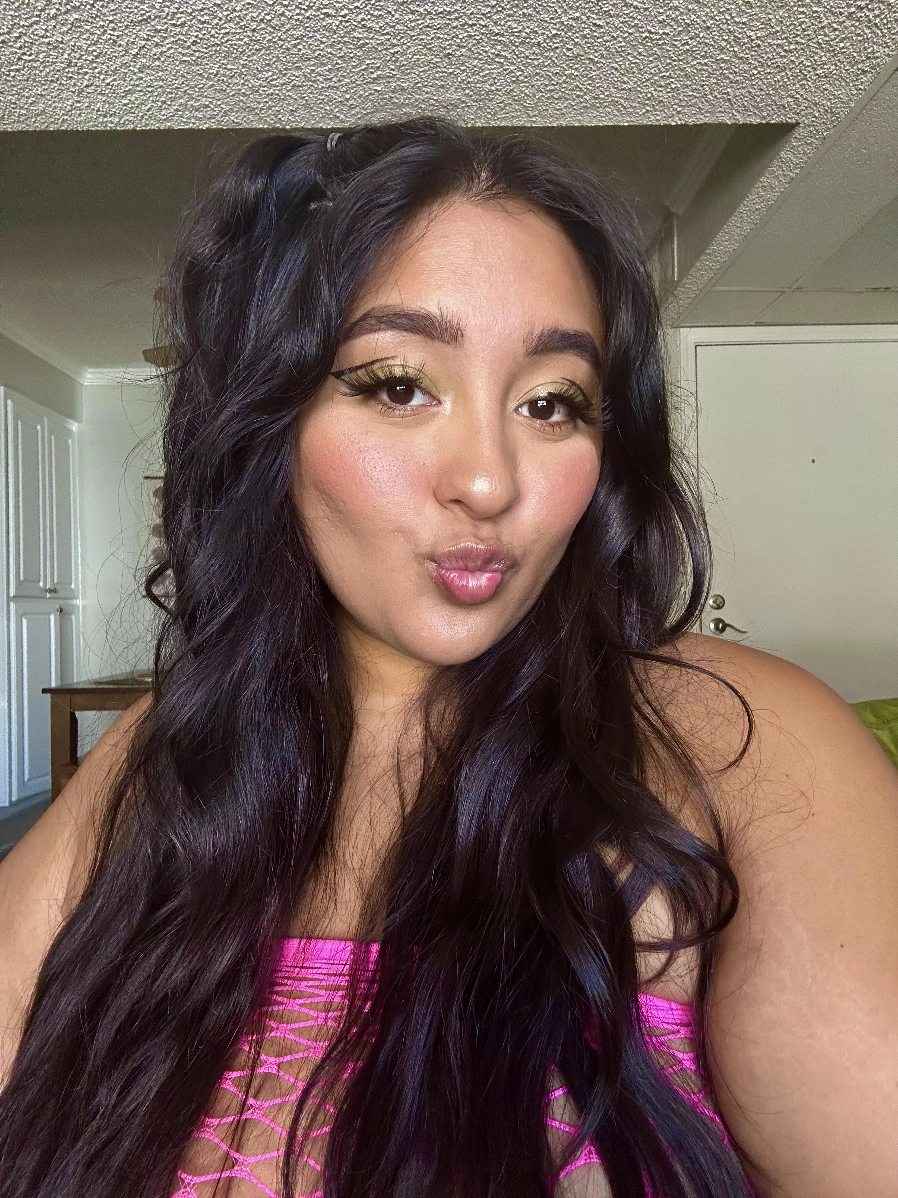 Skinny face for such a curvy girl 🙈 posted by Juicextea