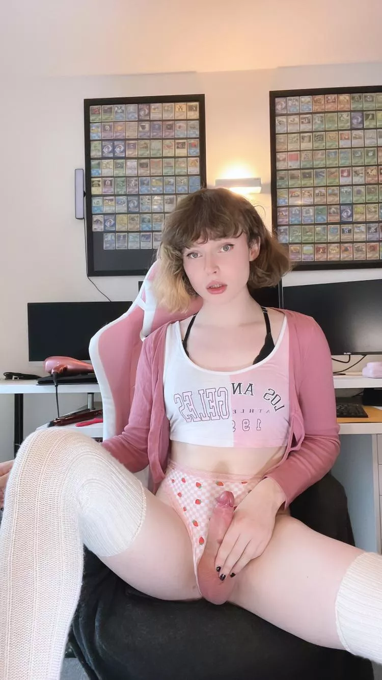 Would you suck a girls cock, while she played games? posted by suselida