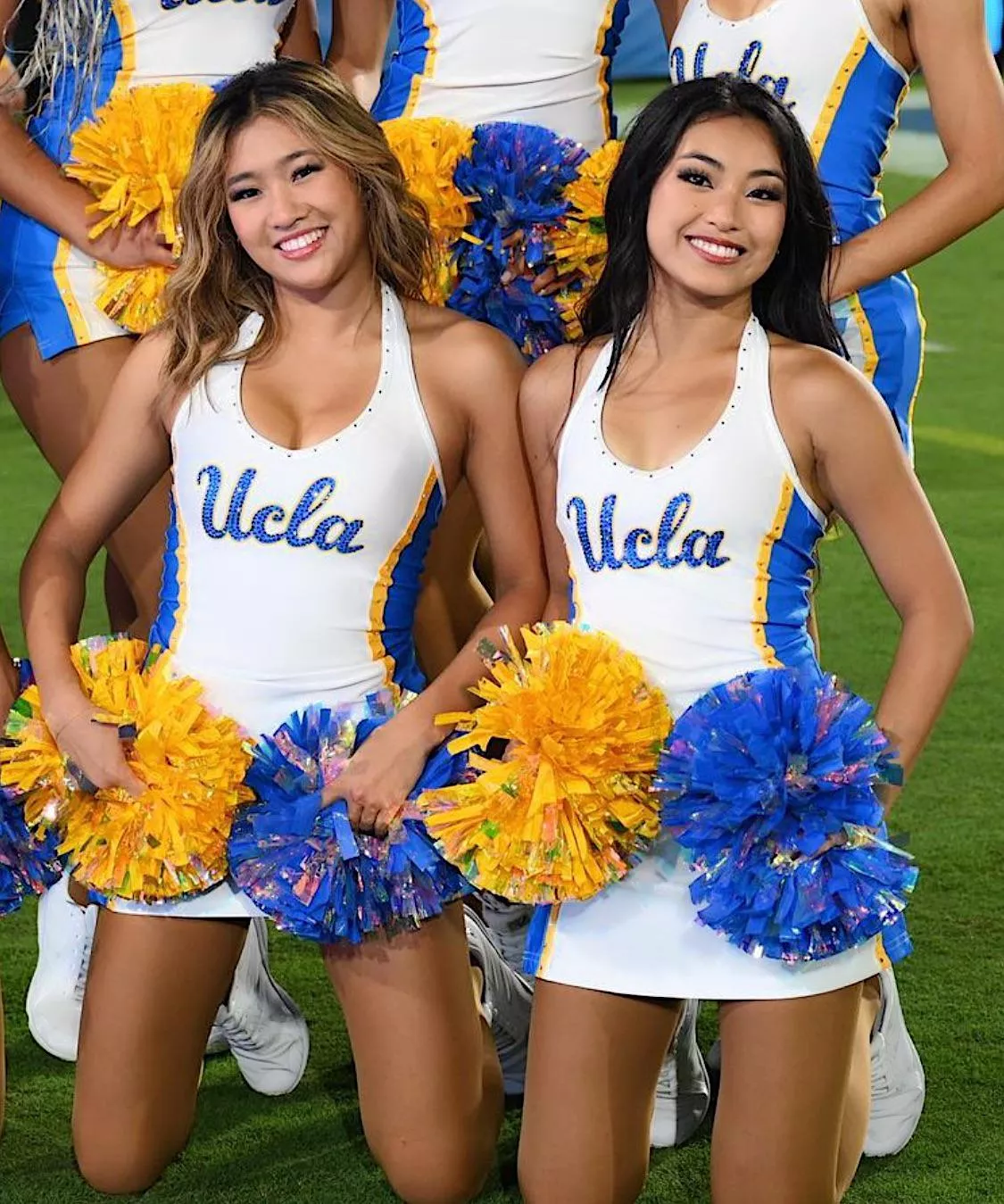 Cheerleaders 📣 Left or right? posted by beykini_