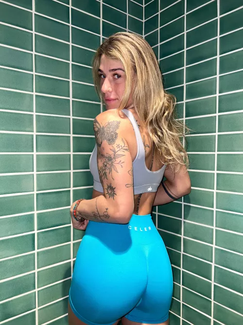 I once had a guy at my gym subscribe 🌶️ page and I never knew it was him and he would always stare at me at the gym… then one day he sent me a picture of himself and in my head I was like omg he sees me everyday at the gym and I had no clue… (f) by aquathemermaid