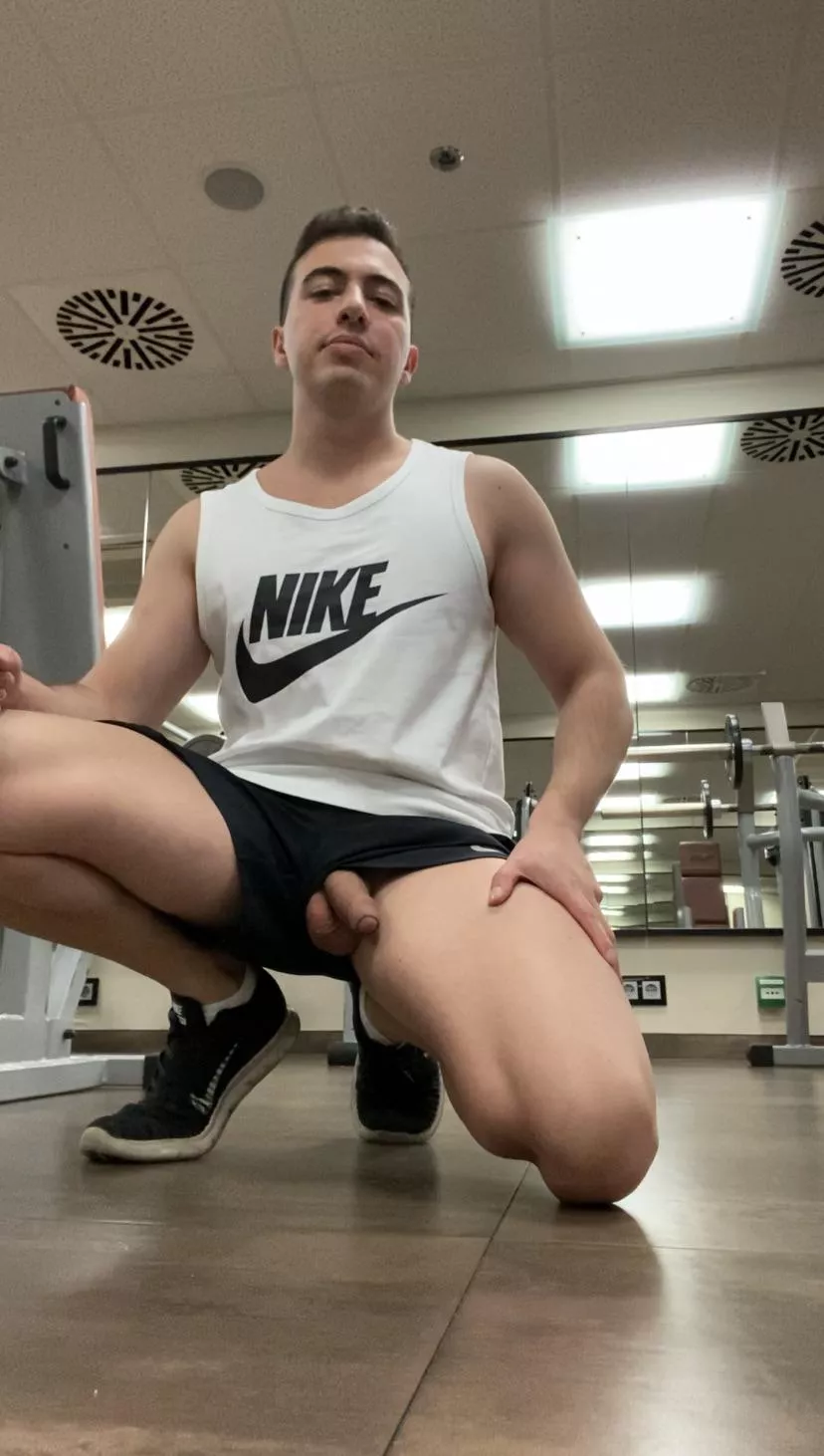 Suck me at the gym 💪 posted by Hotboy_94