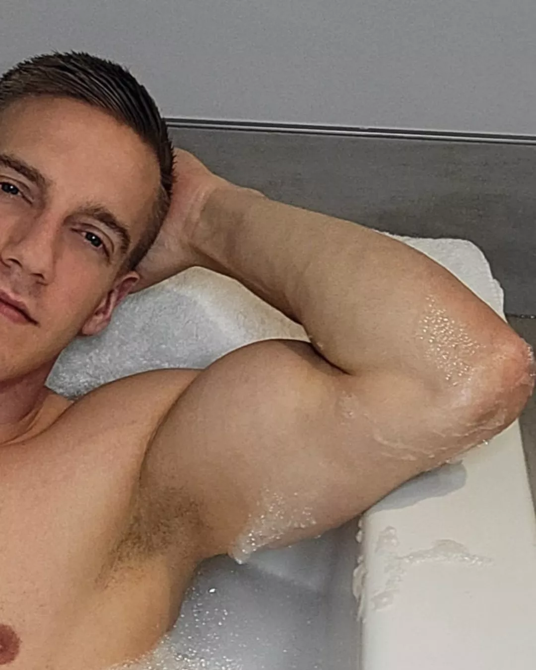 Wet forearm 😜💪🏼🫧 posted by John_fitness91