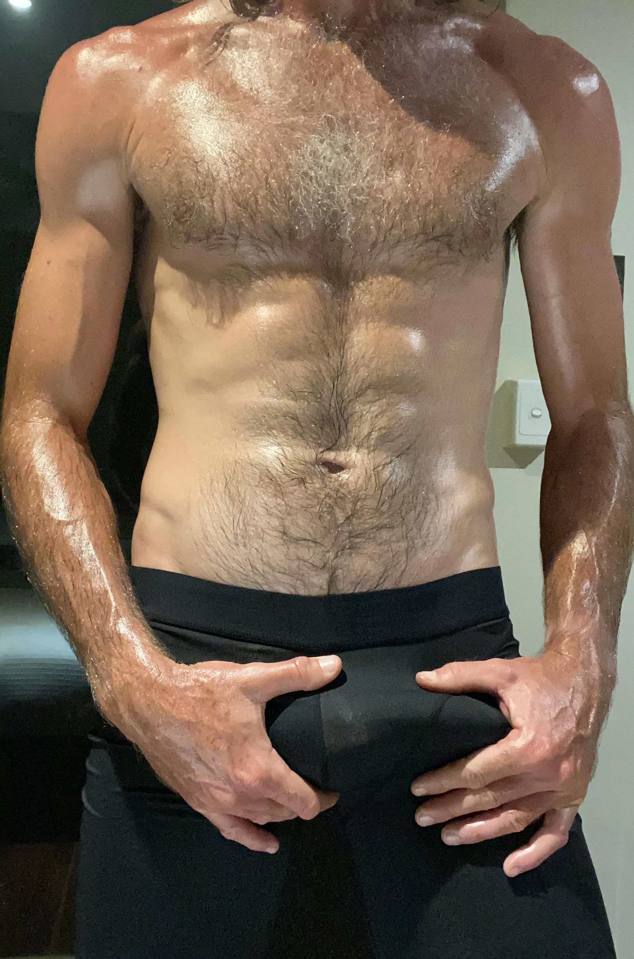 6’4 oiled Aussie posted by BodaciousChoices