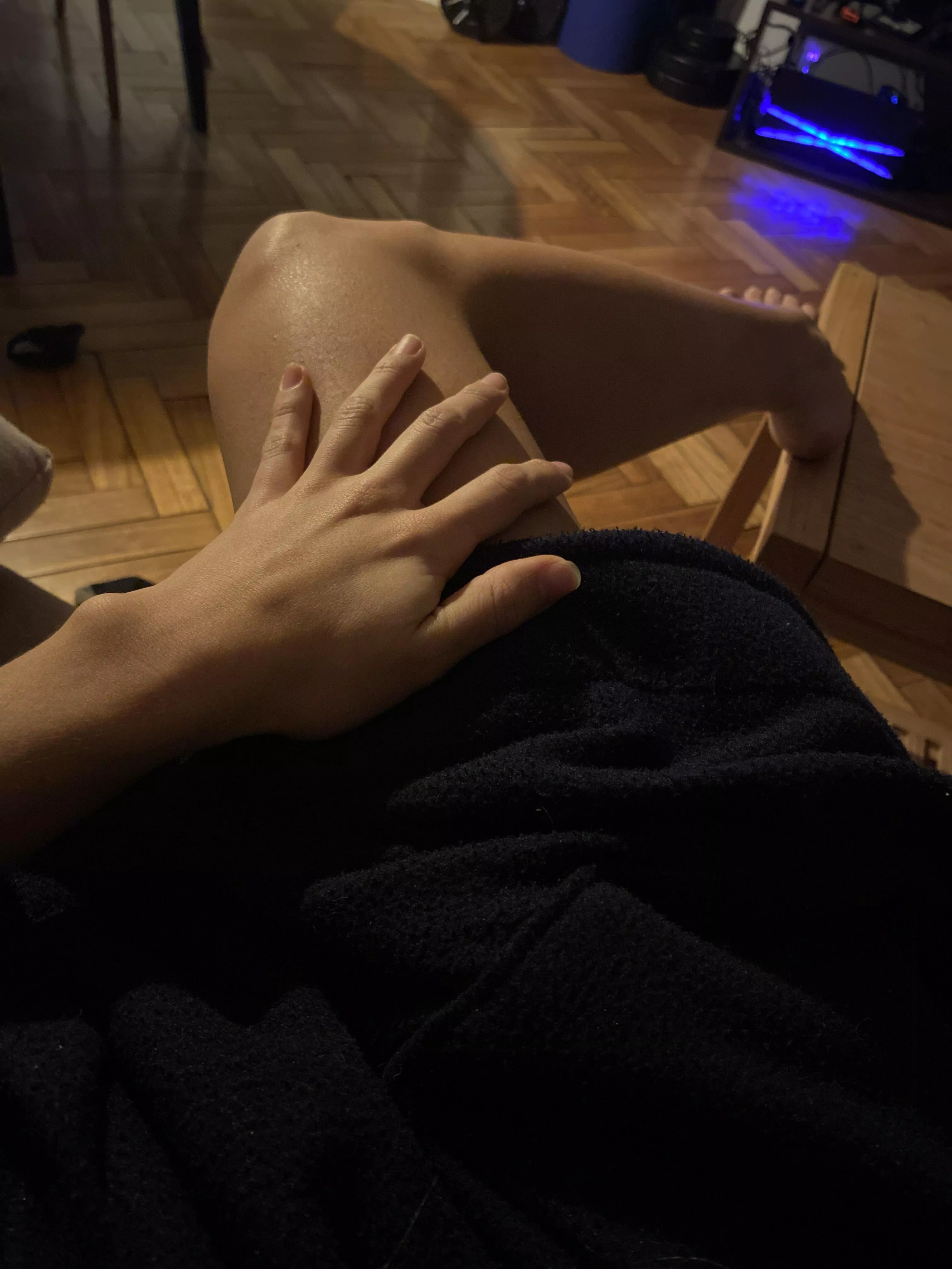 Hands and feet free 😏 posted by VetaBeneta