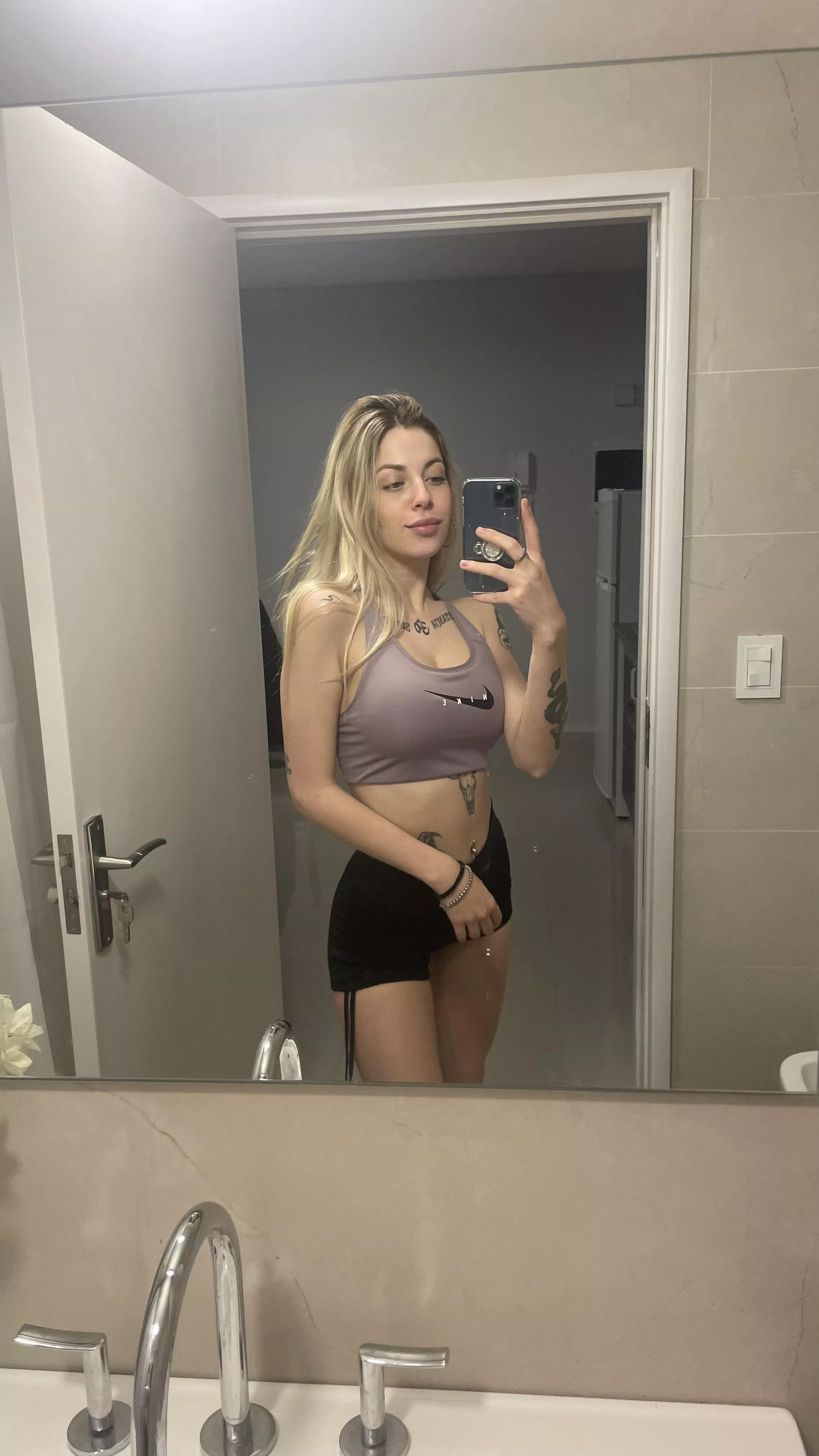 I feel sexy in the mirror posted by LunaSunflower18