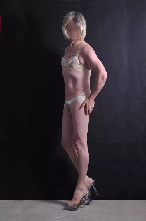 Quick photo session in wife's bra and panties by mary_mcqueen