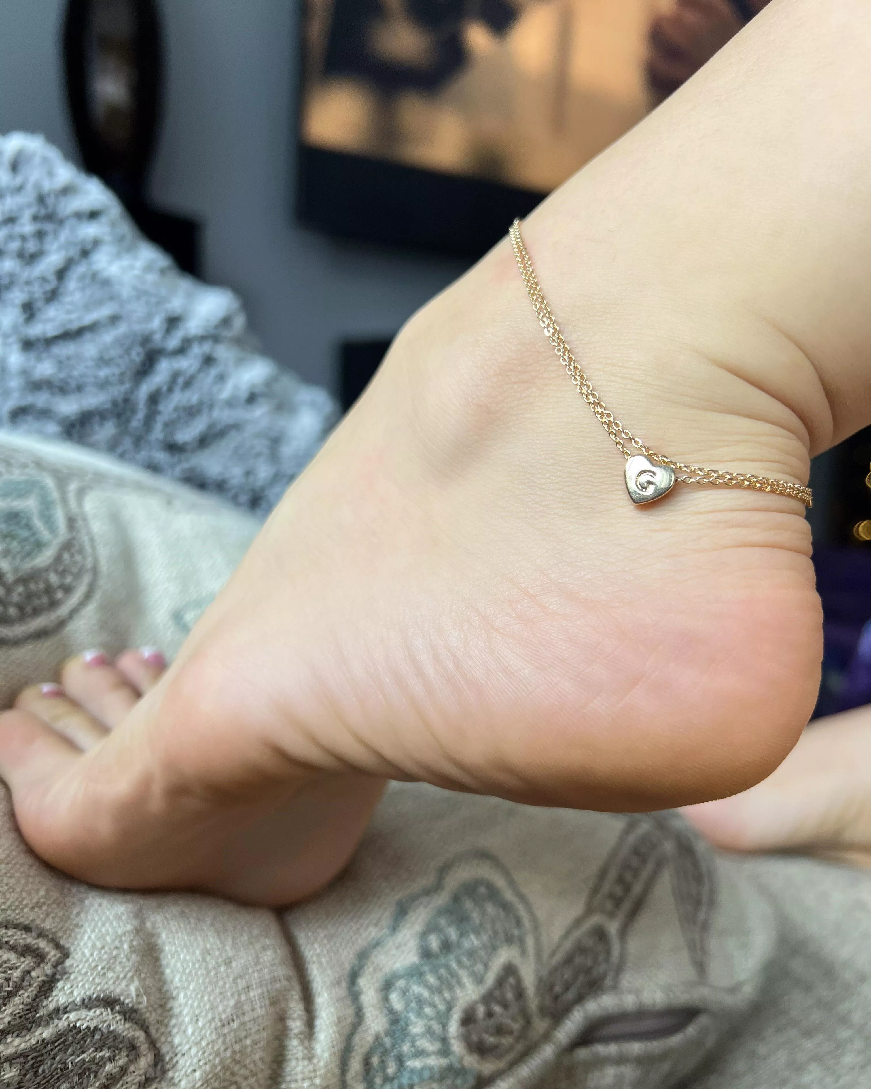The perfect gold anklet ✨ posted by arabian_footqueen