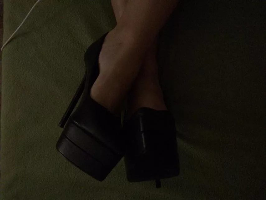 Chilling in black pumps posted by Shenk7