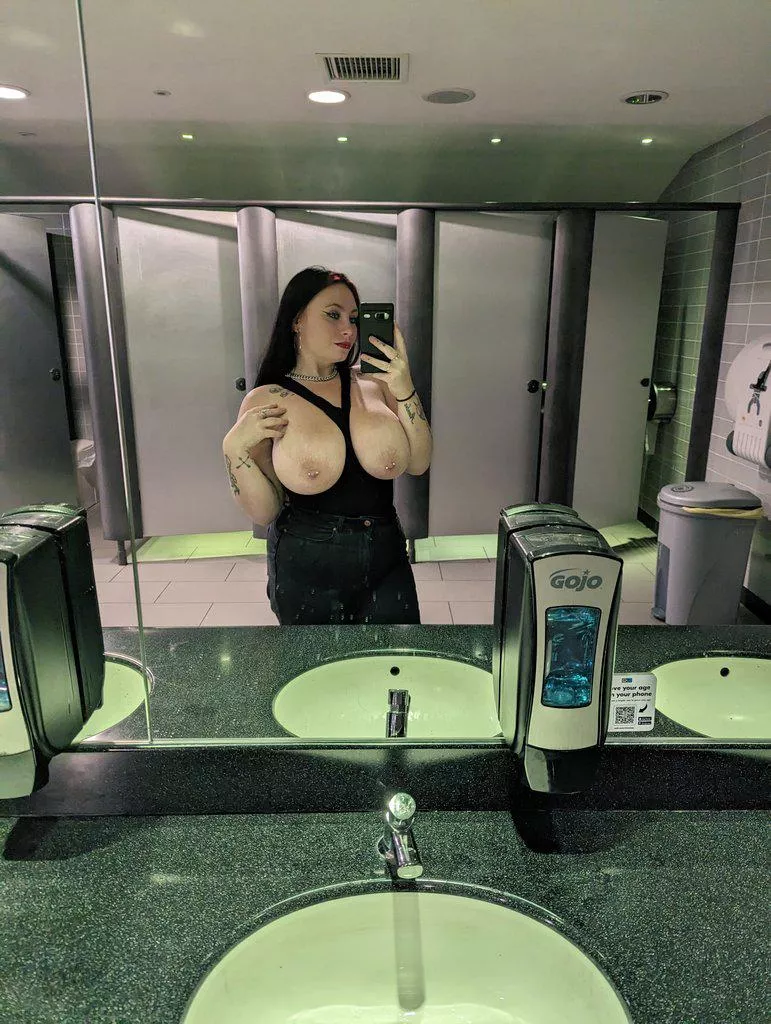 What do you think to my easy to flash in outfit?😉😉 posted by doubleJ_Jade