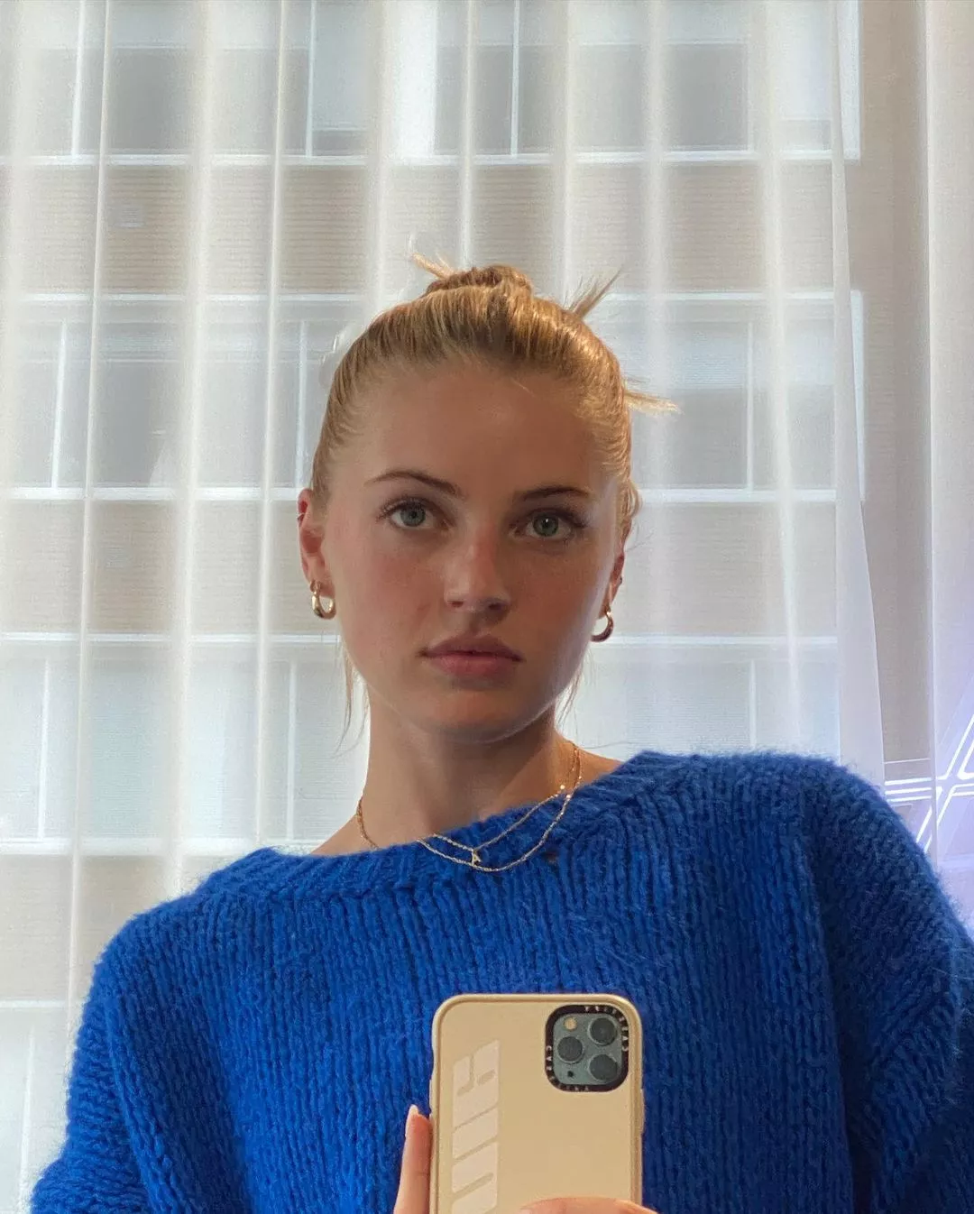 Annie Knowles posted by insertusernamealt