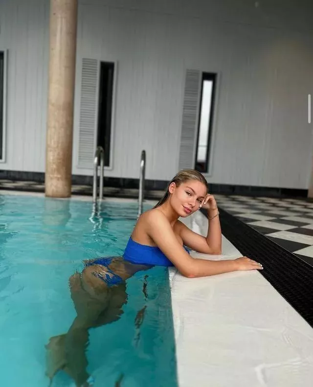 Blonde wearing blue in the pool posted by dolchenauoh