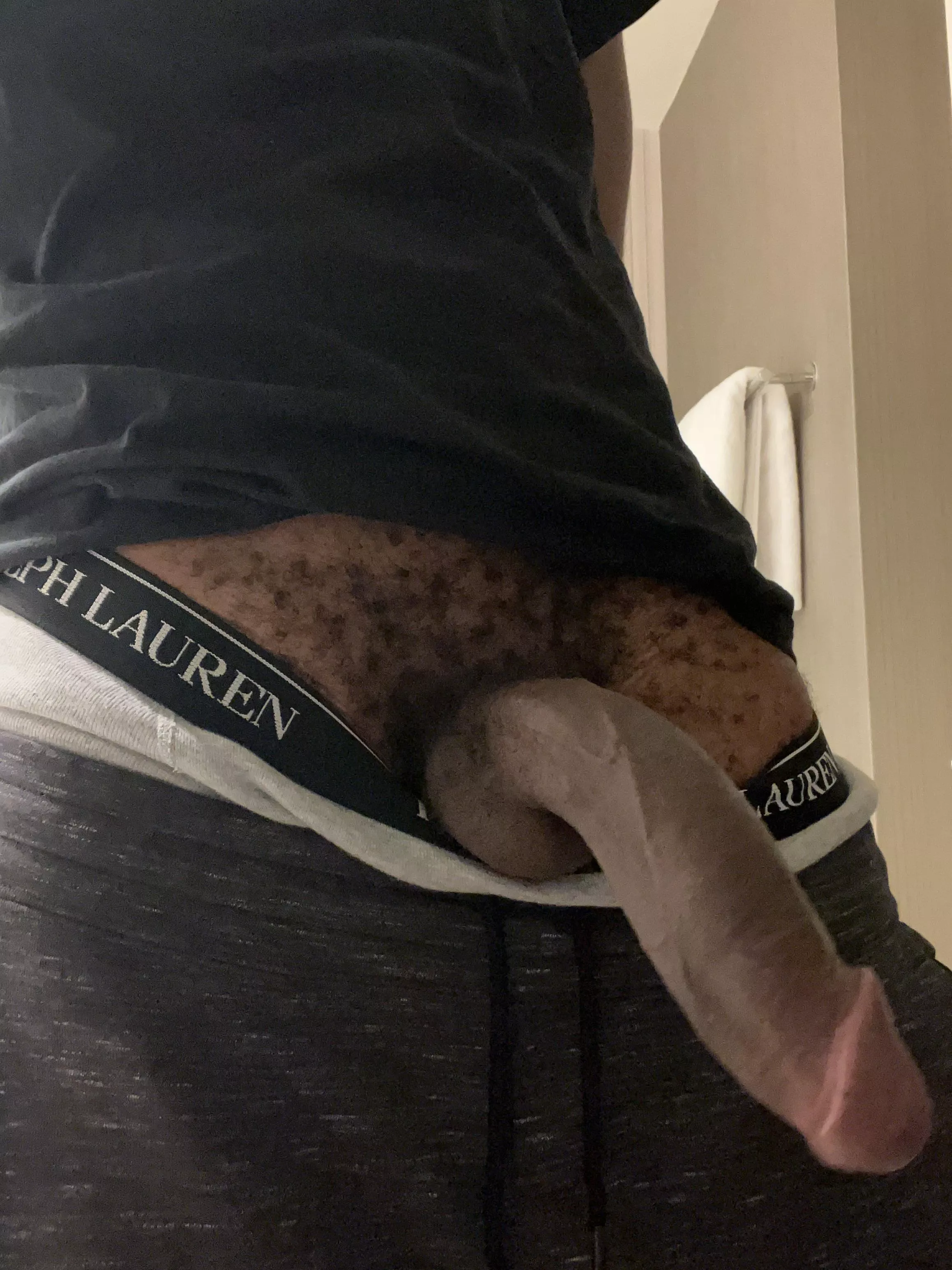 First time here. You like what you see?🫣 posted by incogkneegrowe