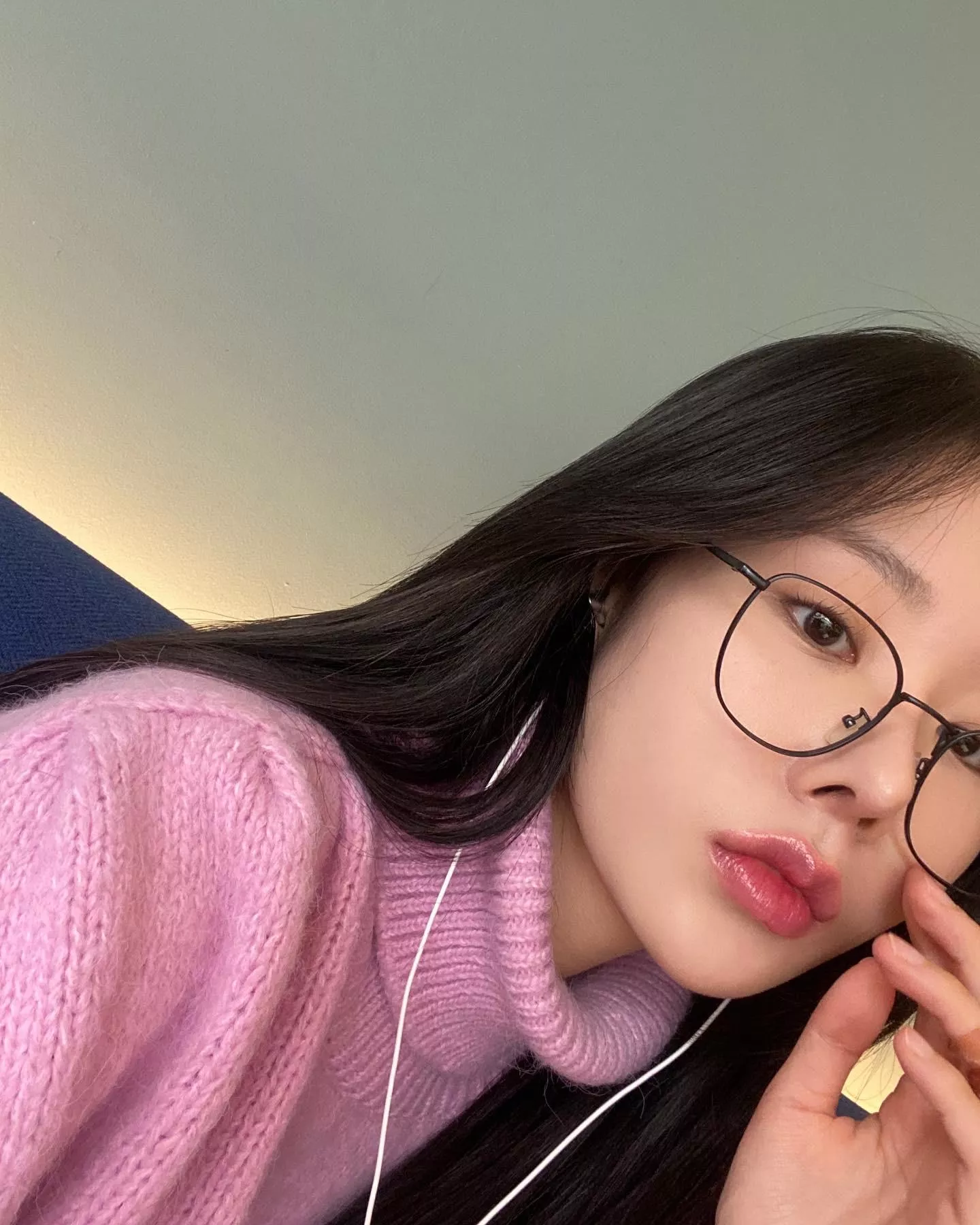 Gotta love a girl in glasses 🤓 posted by Amelie_QA