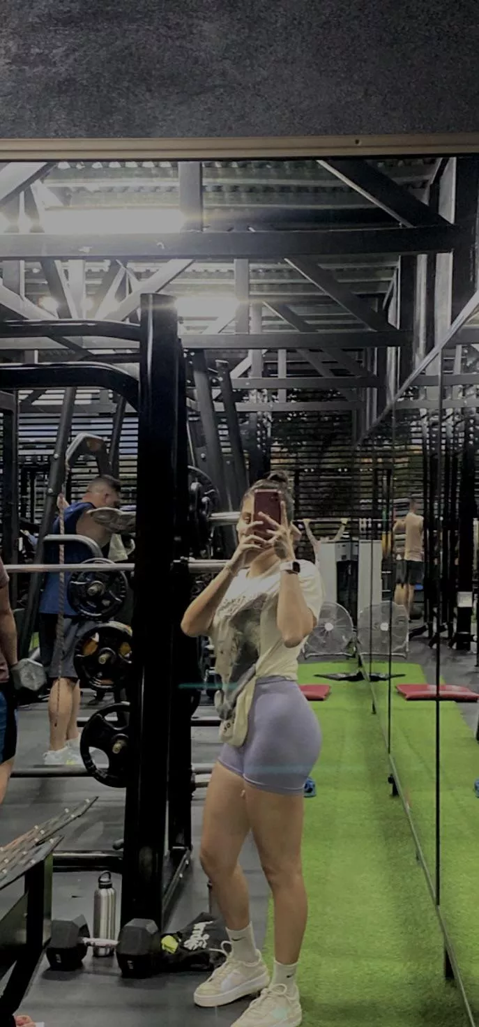 late night workout🥵🍑(f) posted by spicyass___