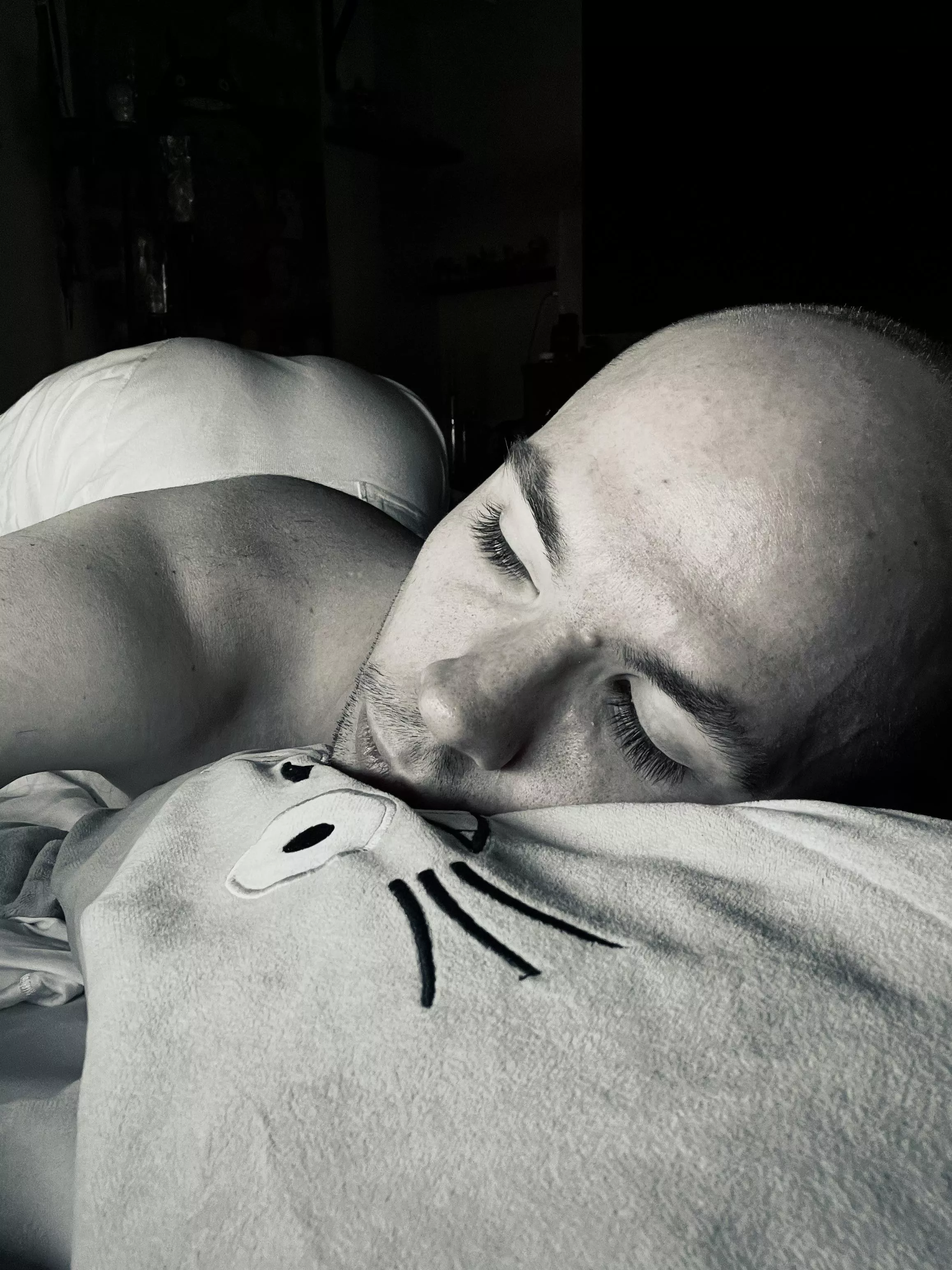 Lonely boy 👋🏻 posted by Ben_Boudoir