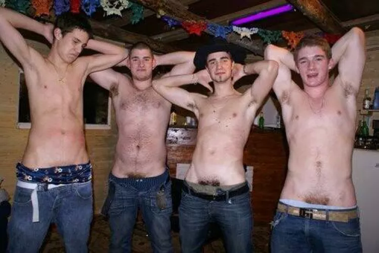 Sagging with your arms behind your head by Primal_Mantis