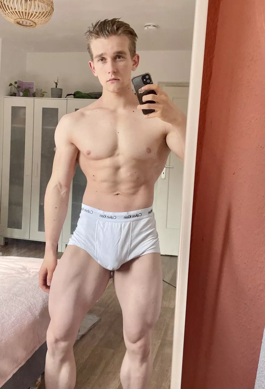 [19] Hi everyone 😜 posted by HornPeach