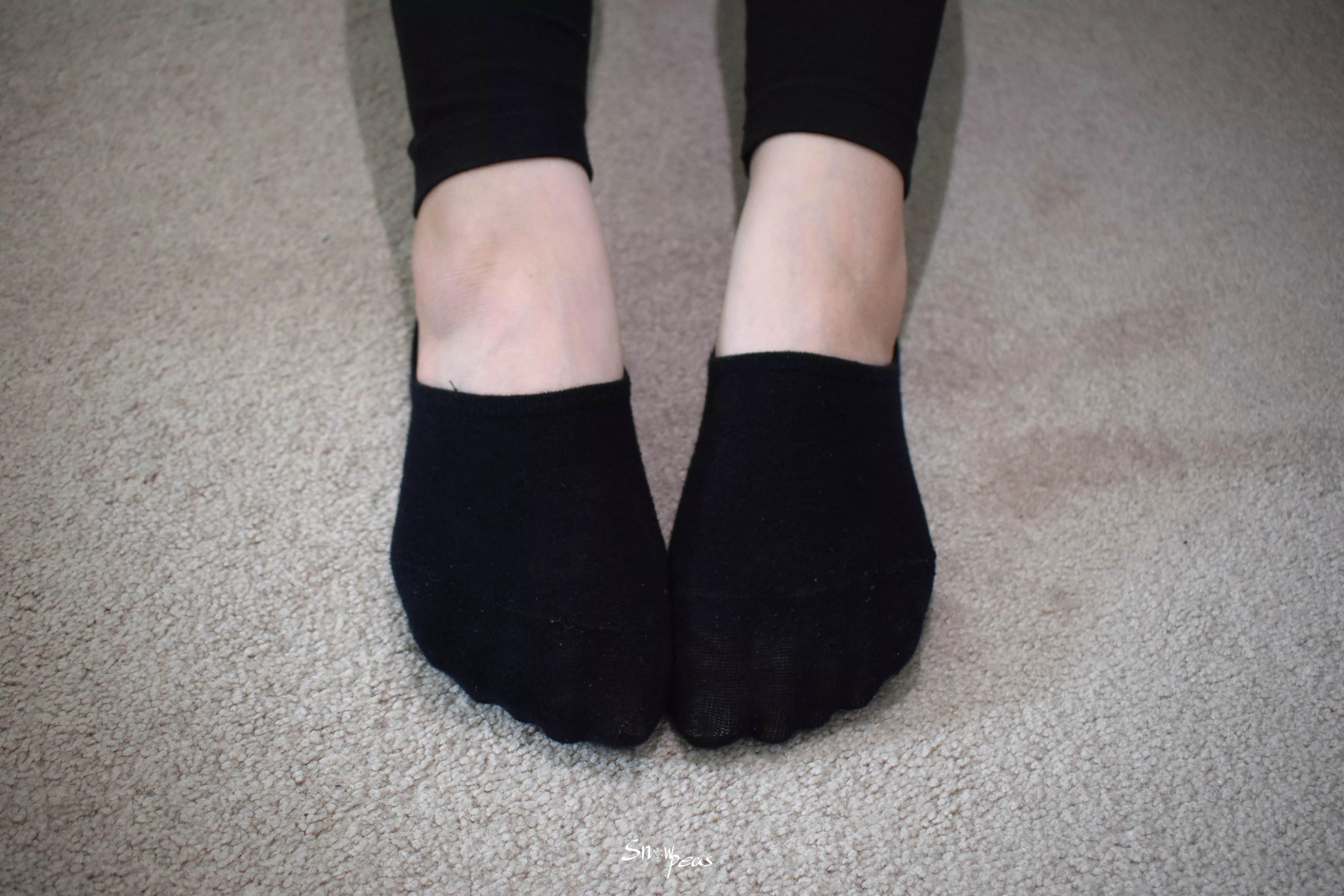 I love black ankle socks, if you cum on them, people could see it so well! posted by snowpeas88
