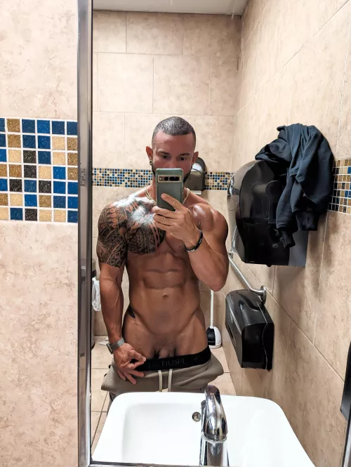 Just a lil gym flex tease for this Tuesday [m] by reeeeohssss9