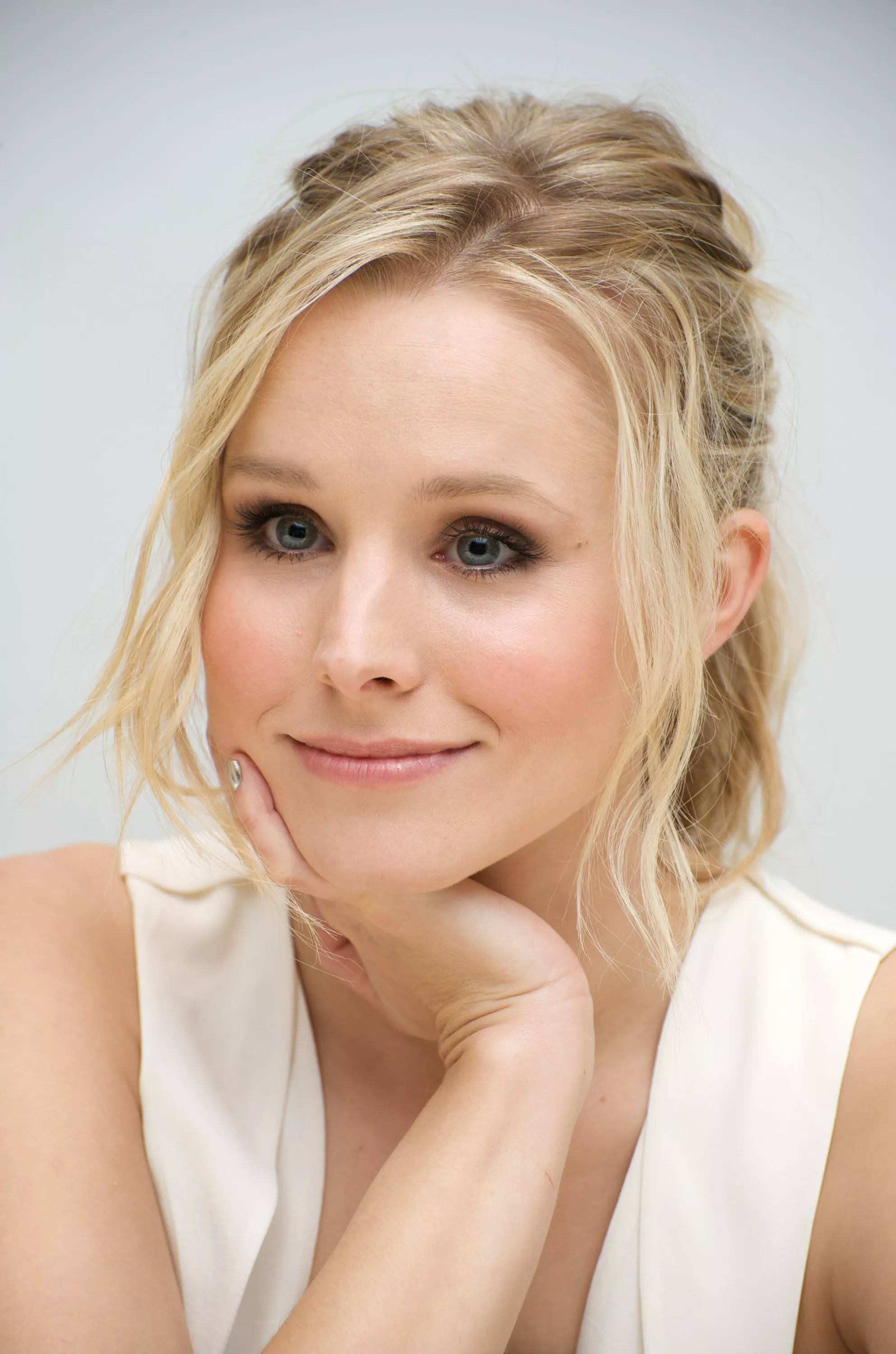 Kristen Bell posted by CelebMaestro