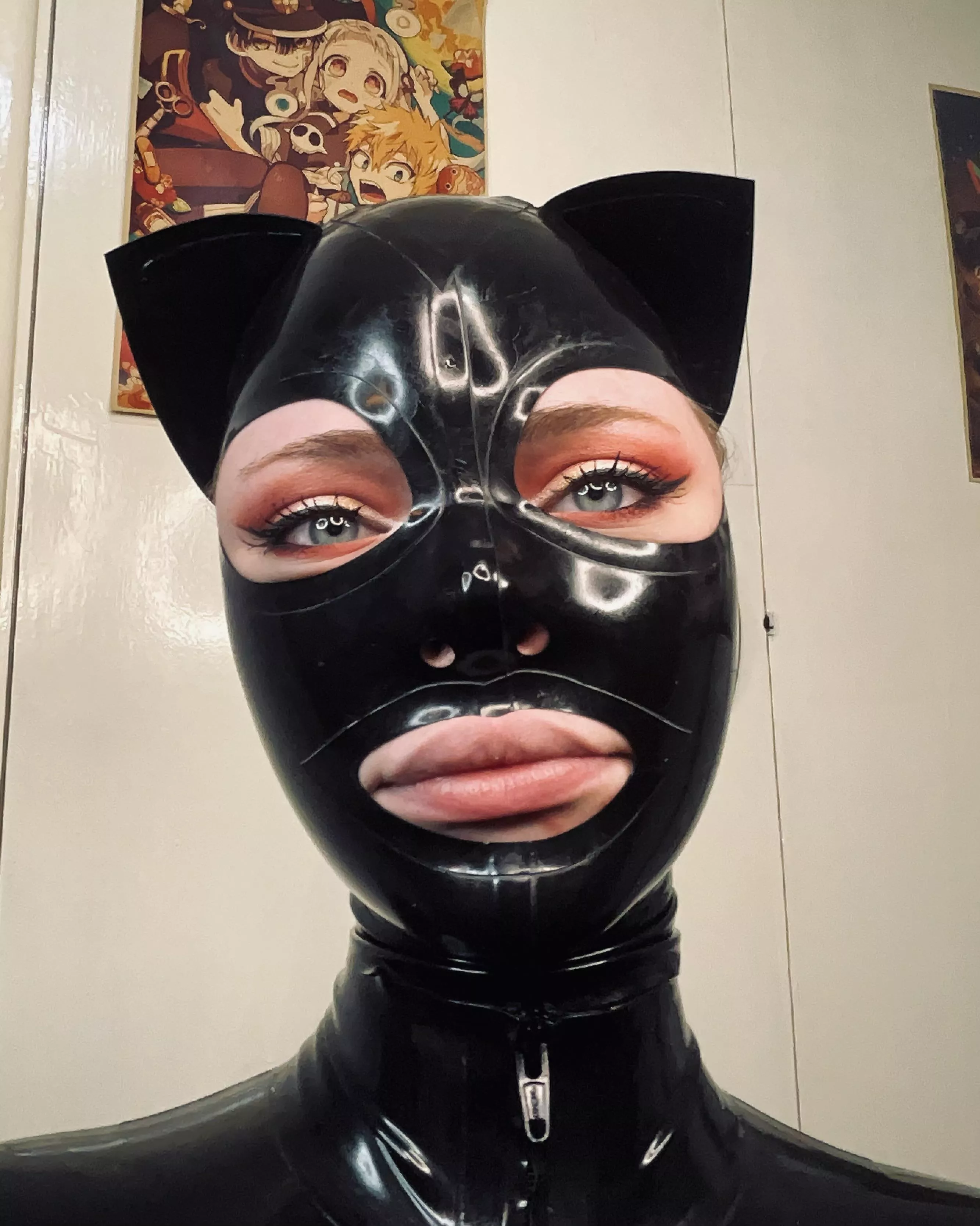 Nothing make me smile more than a latex hood 😊🖤 posted by Snowcrazyfrenzy