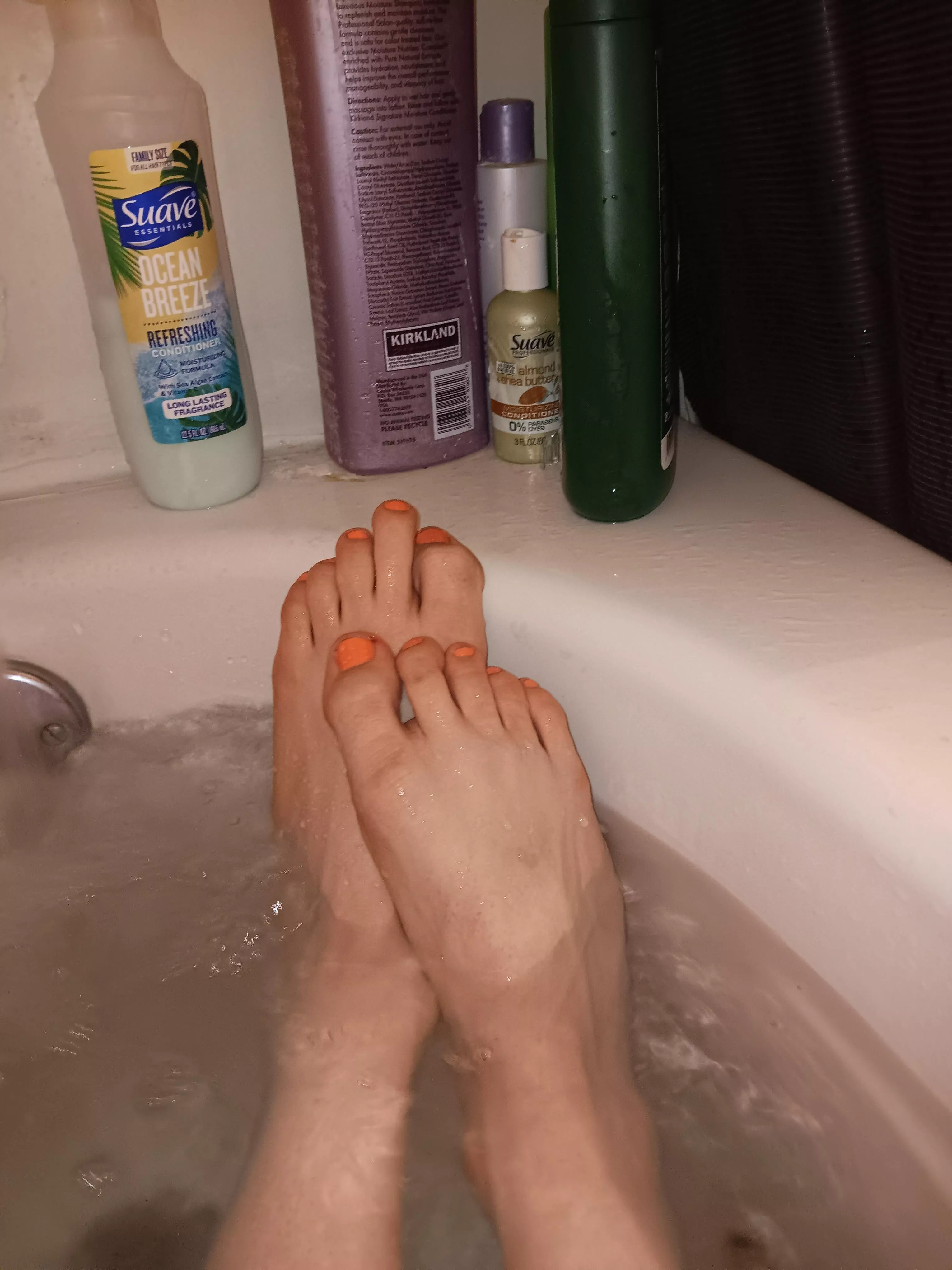 Tub time toes posted by Fit-Professor2134
