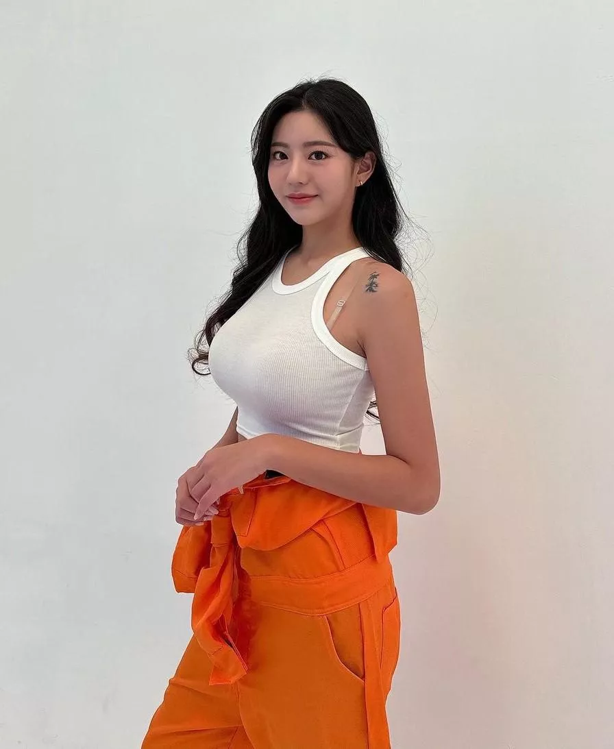 Busty posted by Majestic_Painter8660