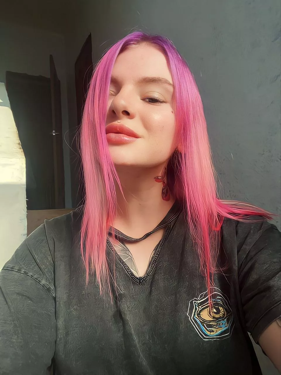 Do I look like the girl you would swipe right or left? posted by cyberrrgirl