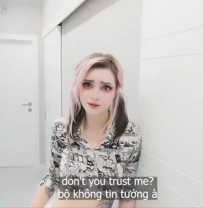 Who is this? Or link of vido posted by panda_ku11