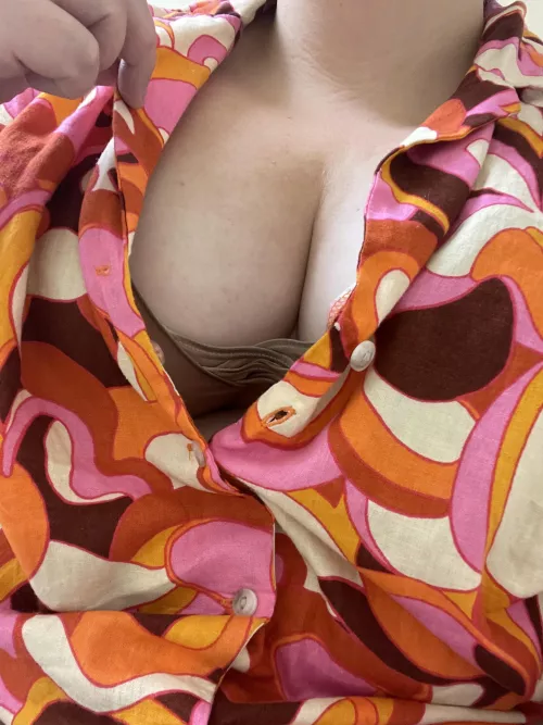 Why does everyone keep looking at my chest during meetings by Panpolychloe