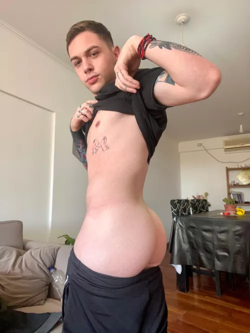 You think my little ass is cute, maybe it's a little tight? by IamGiovanni95