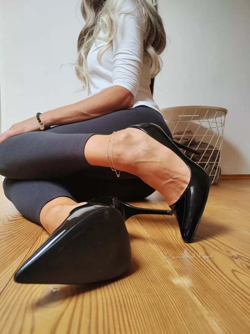 Black heels 🖤(f) posted by xDiamondFeetx