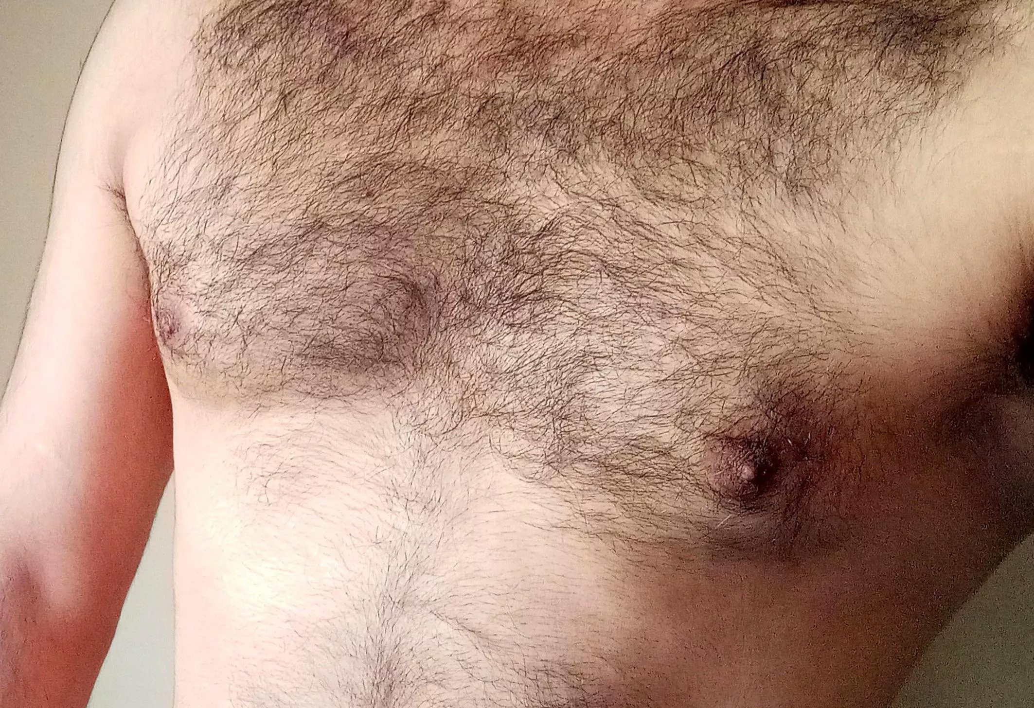 Hello again 🖐😁(chest pic) posted by selonzan