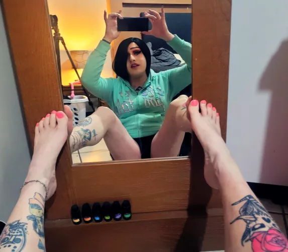 I love having pink toes. I feel so feminine when they're painted like that 🌸. by nataliahazewashere