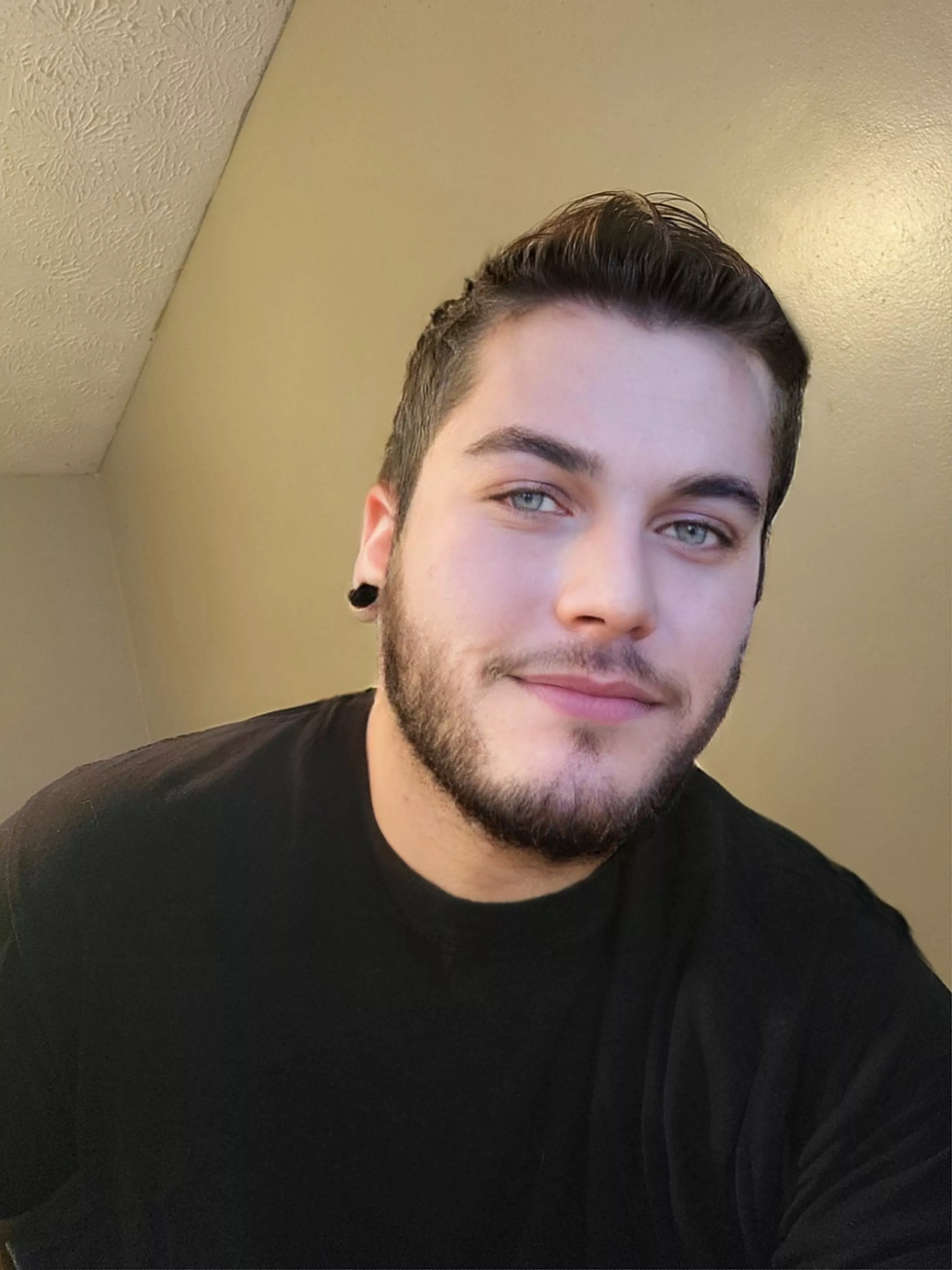 Chill day. 🍺 what's ur weekend plans? 🍂 can't wait for hoodie an shorts weather. posted by Unalivepickle