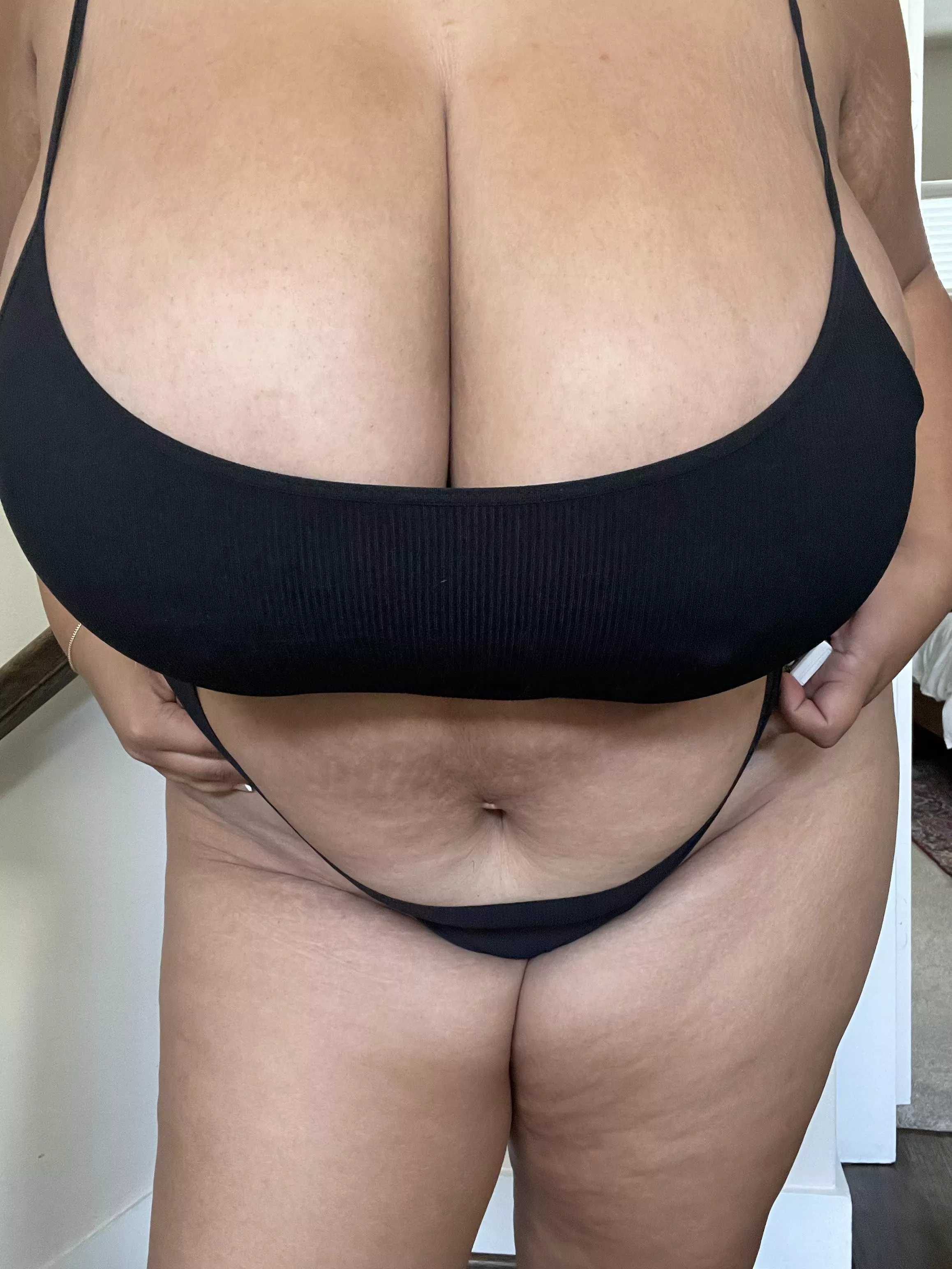 Do short chubby girls turn you on?🫦 posted by PrincessElleVids