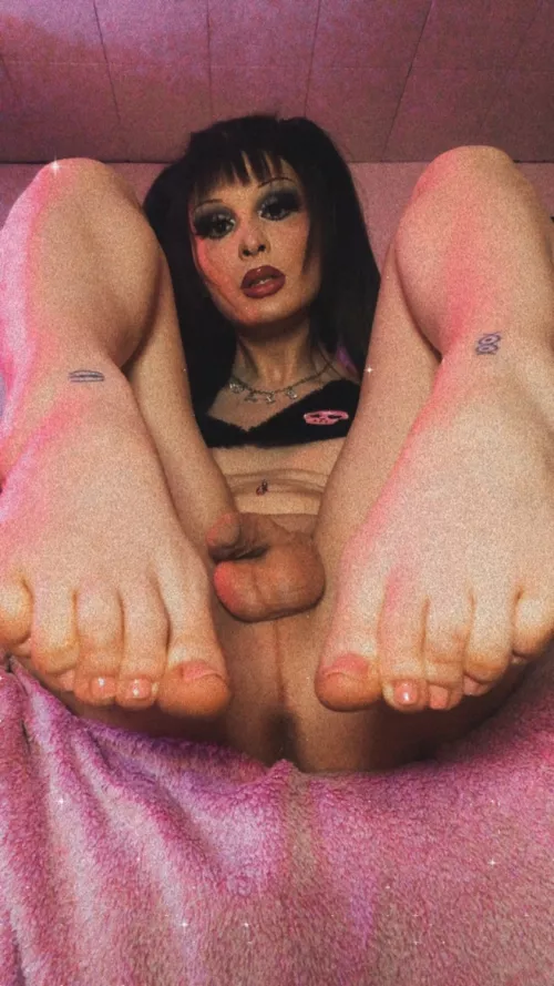 For those doms obsessed with feet, here's one for you by foregoingcalamity