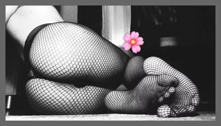 Just me and my cute feet , having fun being myself 💓 by MsGinko