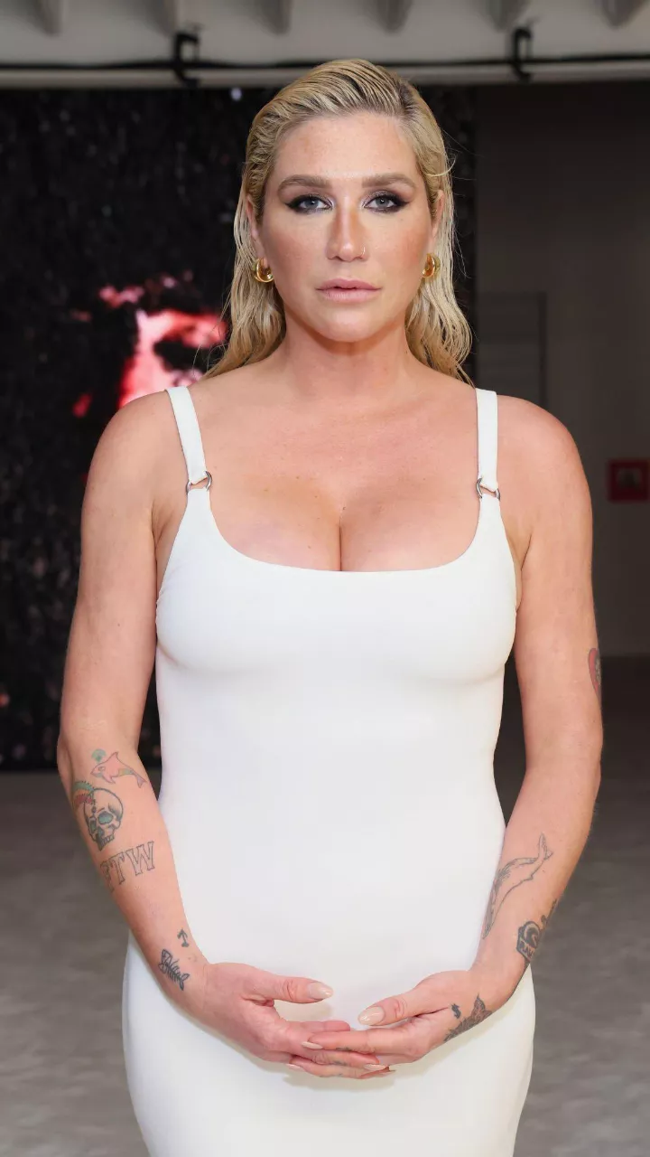 Kesha Rose posted by brown3cake