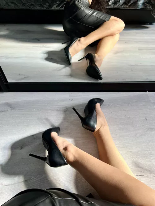 Leather skirt and black classic heels by Juliadomaina