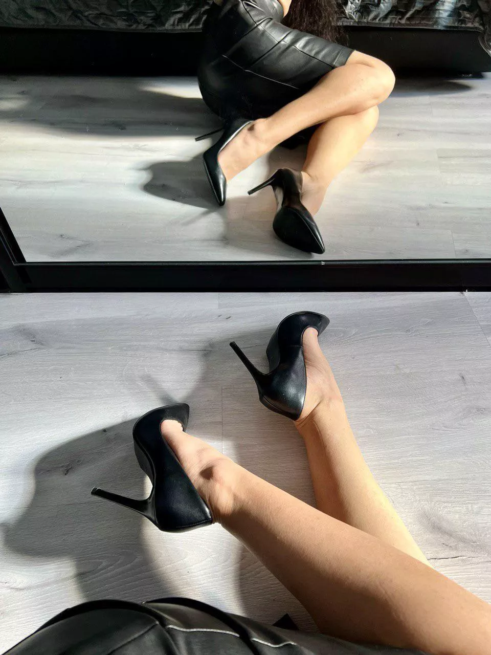 Leather skirt and black classic heels posted by Juliadomaina