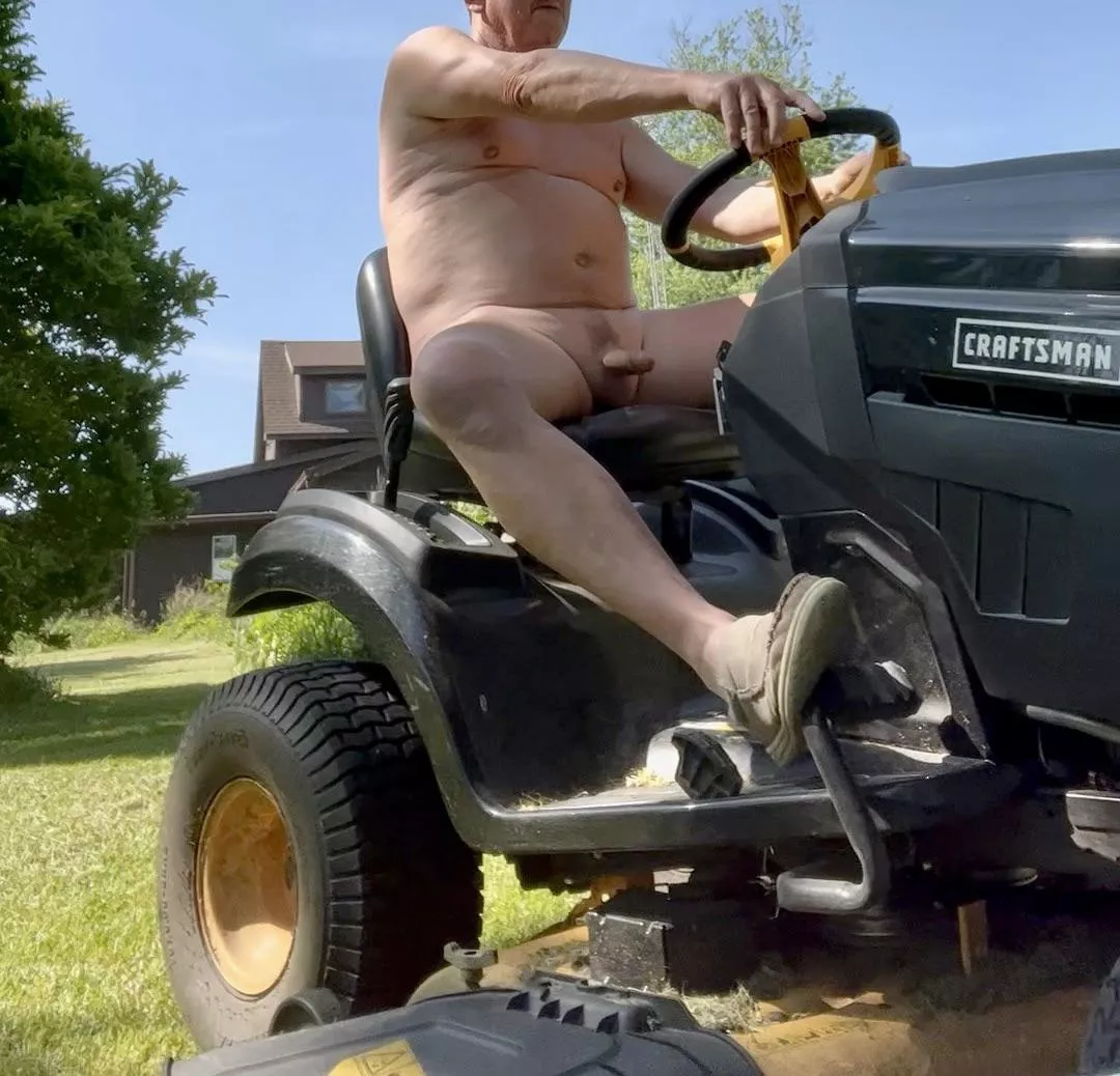 Nude yard work posted by rmpldfrskn49