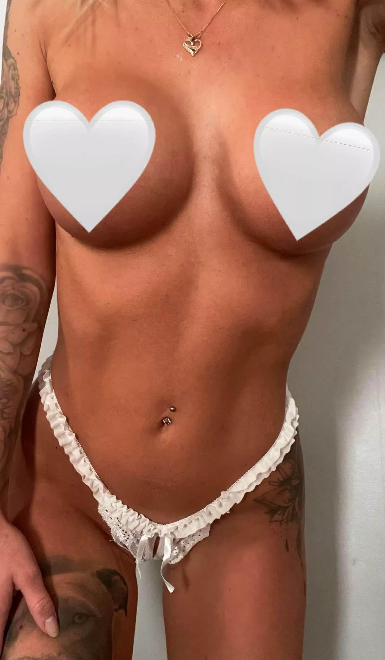 Vilka vill ha bilden utan emojis?🥵🥵🥵 posted by sweetNudnik