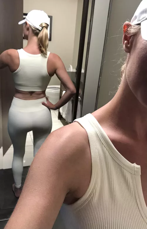 35y/o MIL[F] by MILFnextdoor33