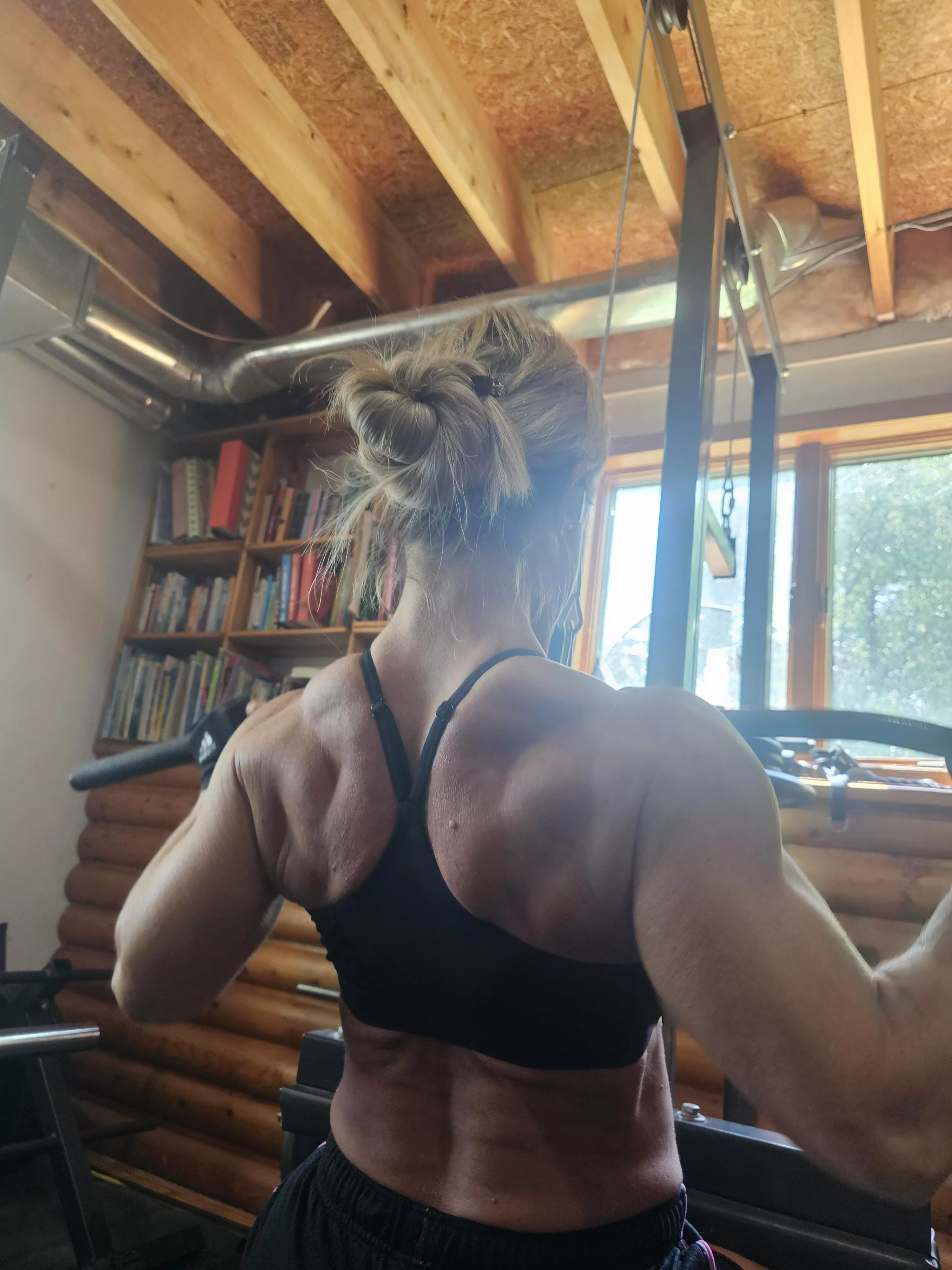 Anna Fine Fit - Hitting those lats today... Hows my form? posted by Annafinefit