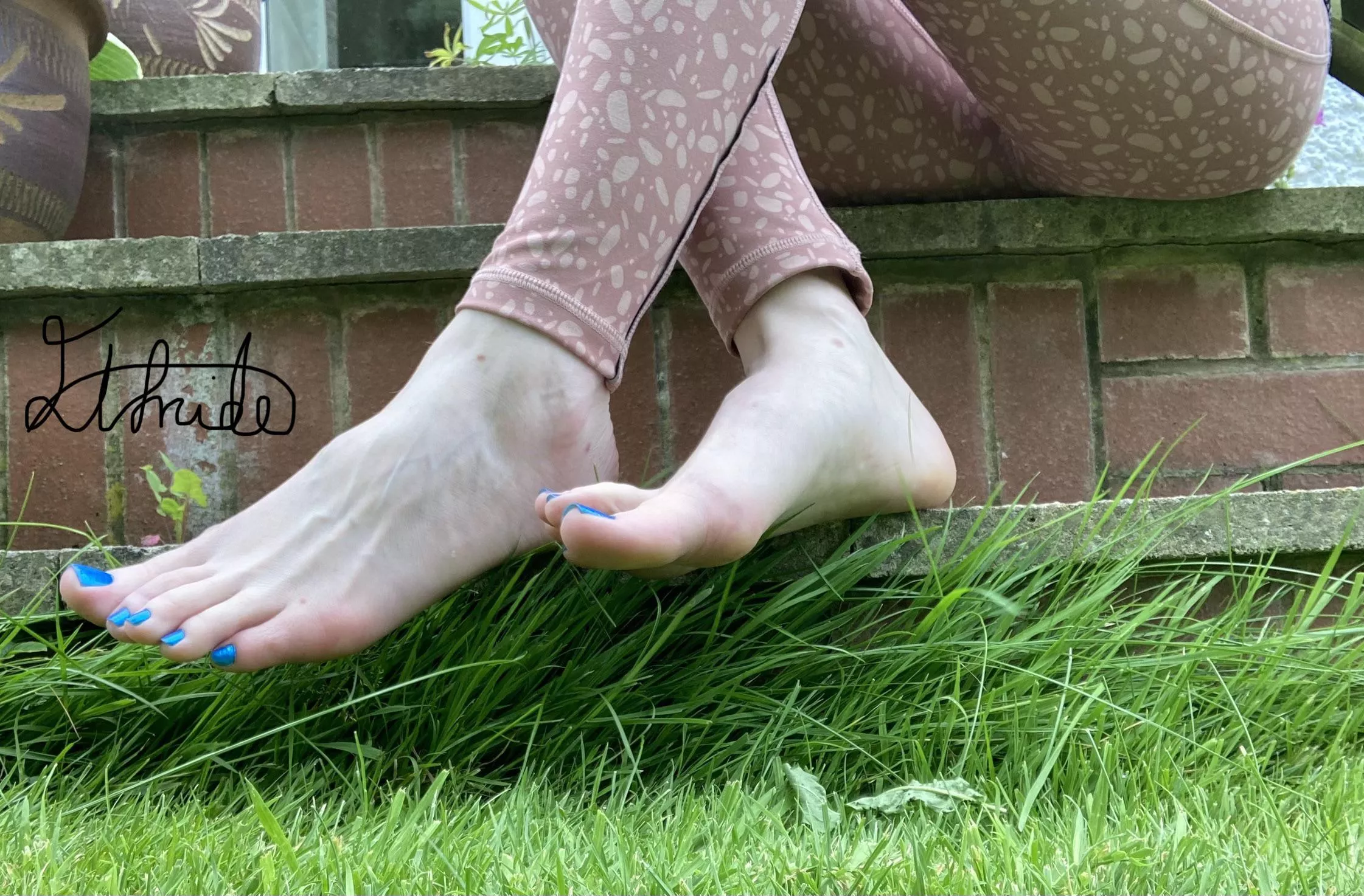 Baring my toes posted by Elfrida77